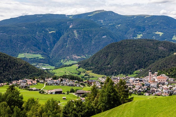 L'importo più elevato pari a 974.500 euro andrà al Comune di Castelrotto. (Foto: Wikipedia/CC BY-SA 4.0)