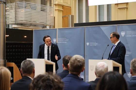 Landesrat Philipp Achammer (links) und Direktor Franz Schöpf stellten die neuen Richtlinien und die damit verknüpften Zinsbeiträge vor. (Foto: LPA/Clara Masiero)