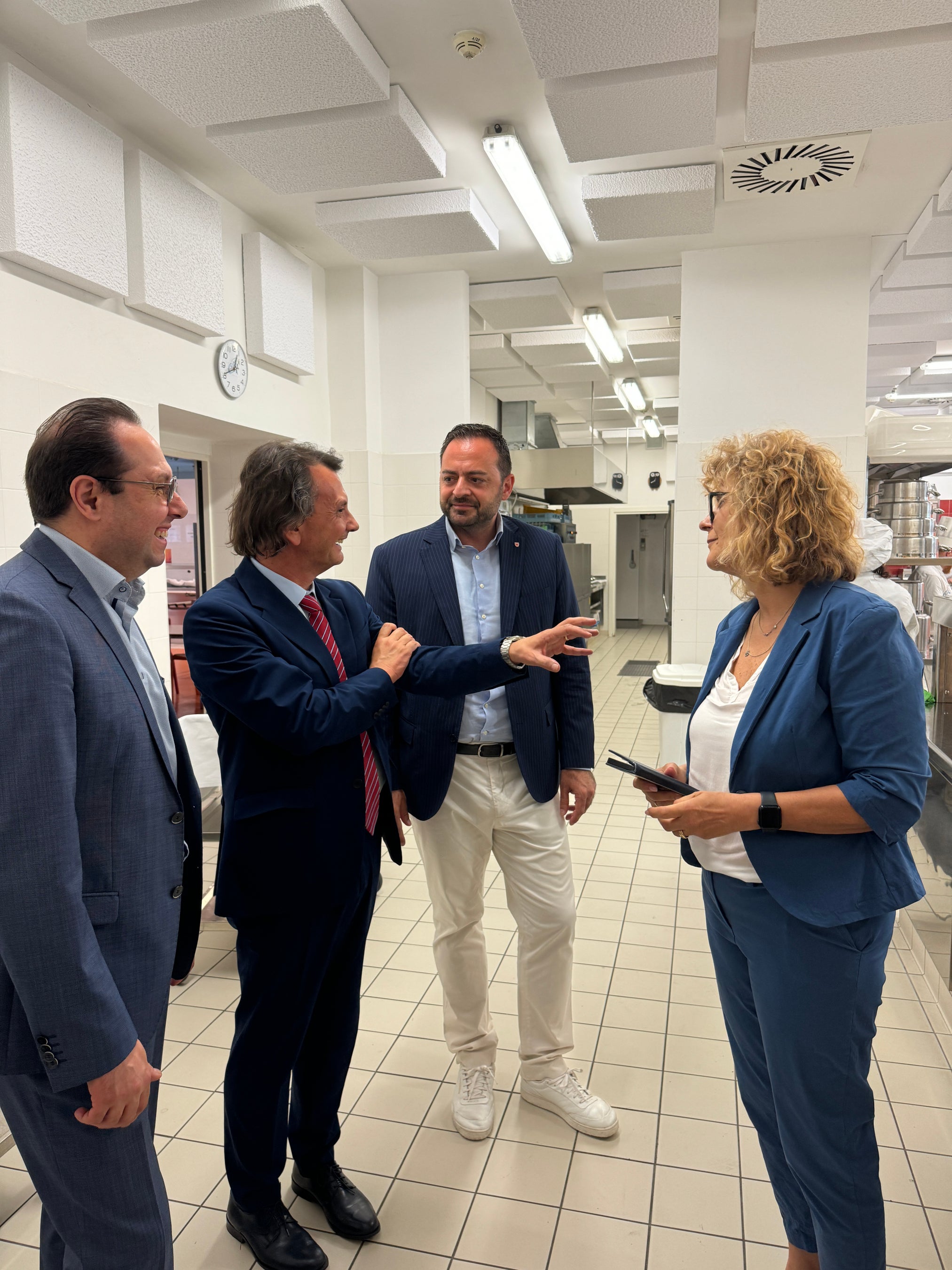 Il vicepresidente della Provincia autonoma di Bolzano, Marco Galateo (al centro), con la direttrice Pascarella e il sovrintendente Gullotta. (Foto: ASP)
