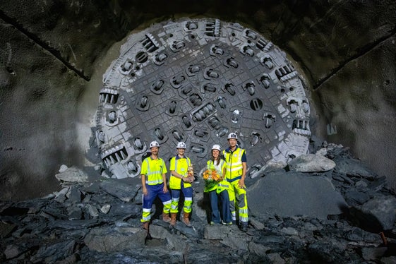 Operatori ed operatrici festeggiano il completamento del tunnel di linea Ovest del BBT. (Foto: BBT SE)