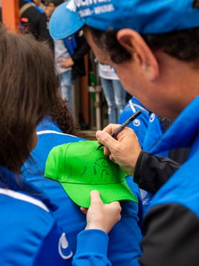 Ein Autogramm für den Landeshauptmann (Foto: LPA/Fabio Brucculeri)