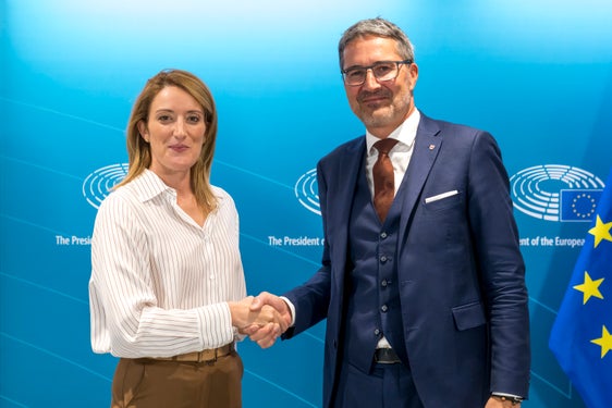 EU-Parlamentspräsidentin Metsola (l.) und LH Kompatscher (r.) beim Treffen in Brüssel (Foto: Europäische Union/EP/DainaLeLardic)