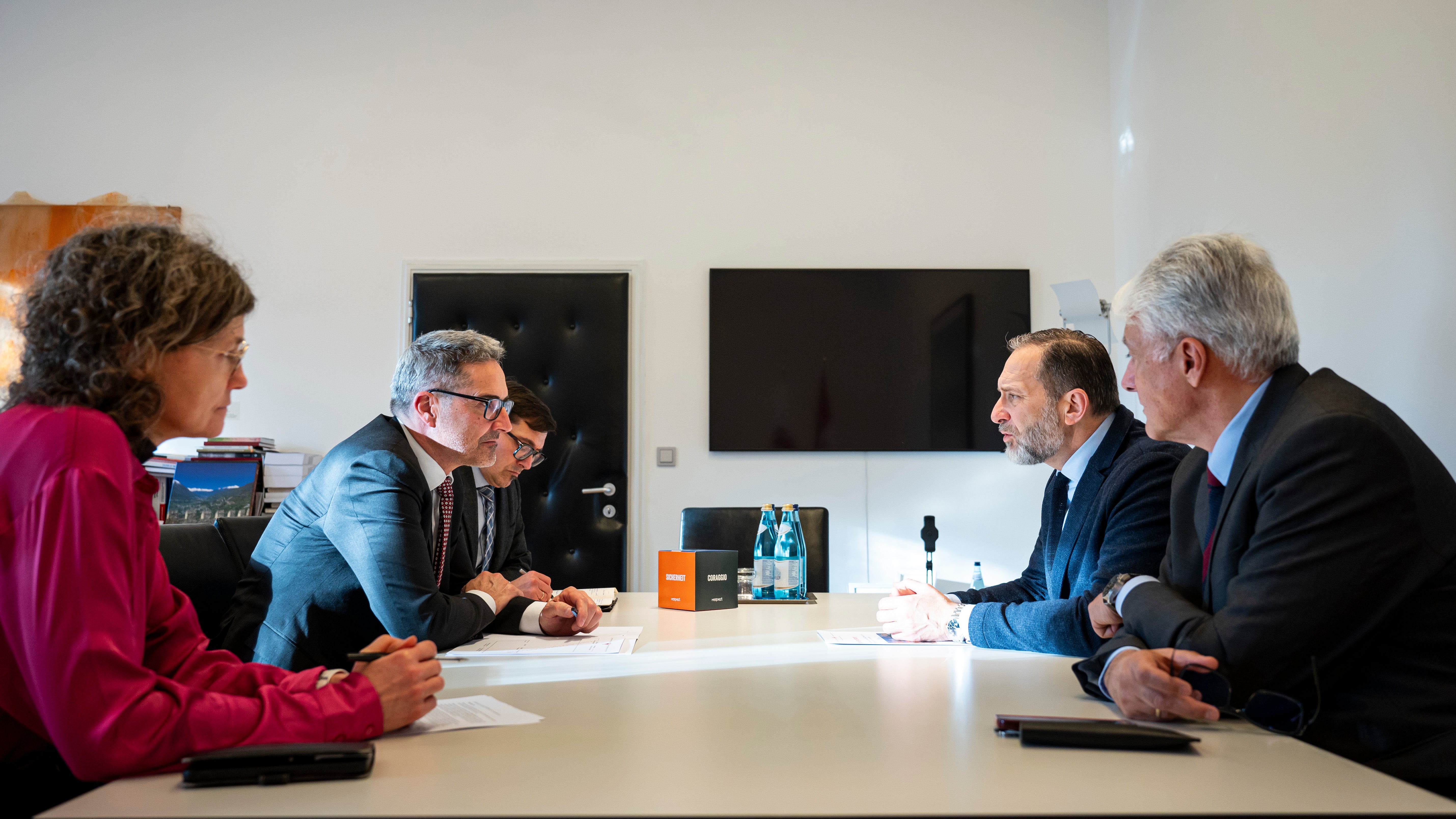 Südtirol sei heute ein verbindendes Element zwischen Italien und Österreich und die Autonomie ein Erfolgsmodell, sagte der österreichische Botschafter Michael Rendi (2.v.r.) im Gespräch mit Landeshauptmann Kompatscher (2.v.l.). Außerdem im Bild Margit Piok (1.v.l.), Dominik Holzer (3.v.l.) und Generealkonsul Wolfgang Lukas Strohmayer (1.v.r.). (Foto: LPA/Fabio Brucculeri)