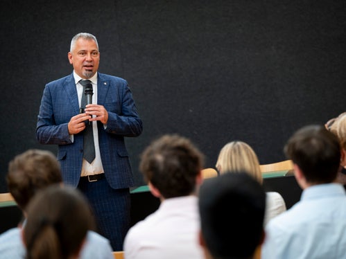 Ein Praktikum hilft dabei, zu entscheiden, eigene Prioritäten für das künftige Arbeitsfeld auszumachen, hielt Generaldirektor Alexander Steiner fest und berichtete dabei von eigenen Arbeitserfahrungen im Sommer. (Foto: LPA/Fabio Brucculeri)