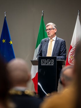 Der EU-Abgeordnete Herbert Dorfmann betonte, wie lange die EU um den Migrationspakt gerungen hat. Ab Juni ist die Reform des europäischen Asylsystems vollständig in Kraft. (Foto: LPA/Fabio Brucculeri)