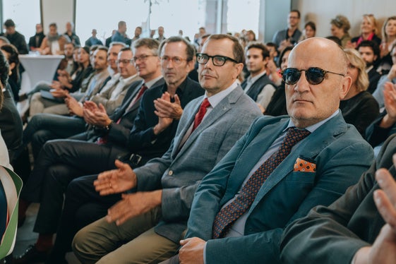 Bei der Eröffnung der neuen Fakultät für Ingenieurwesen der Freien Universität Bozen im NOI Techpark, im Bild (ab 2.v.r.) der Direktor der Abteilung Innovation, Forschung, Universität Franz Schöpf, Ressortdirektor Armin Gatterer und Amtsdirektor Manuel Gatto. (Foto: LPA/NOI Techpark/Daniele Fiorentino)