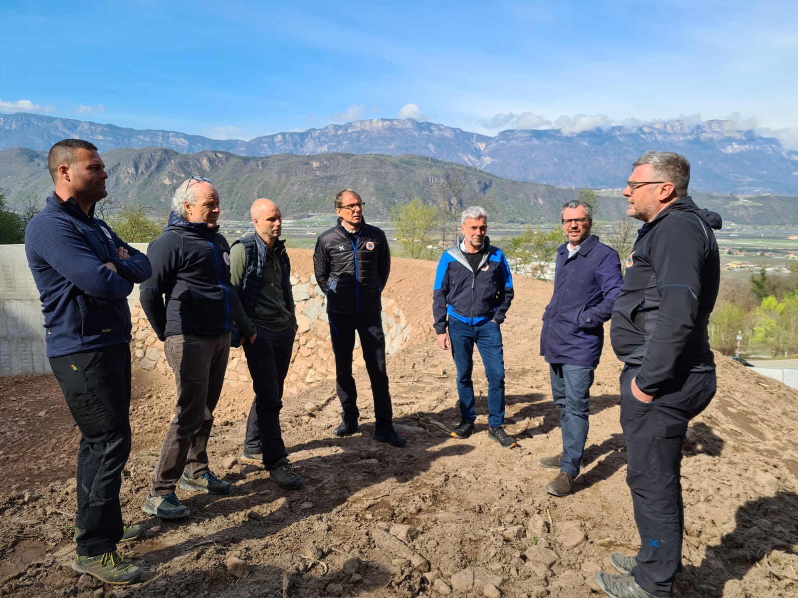 Sopralluoghi per garantire la sicurezza dei torrenti sul territorio.  Nella foto, da destra, il caposquadra Hansjörg Prugg, il vicesindaco di Laives Giovanni Seppi, l'assessore Arnold Schuler, il direttore dell'Agenzia per la Protezione civile, Klaus Unterweger, il vice direttore dell'Ufficio sistemazione bacini montani Sud, Thomas Thaler, Fabio De Polo, direttore dell'area funzionale di controllo dei bacini montani, e Il collaboratore Michael Helfer (Foto: ASP/Agenzia per la Protezione civile)


