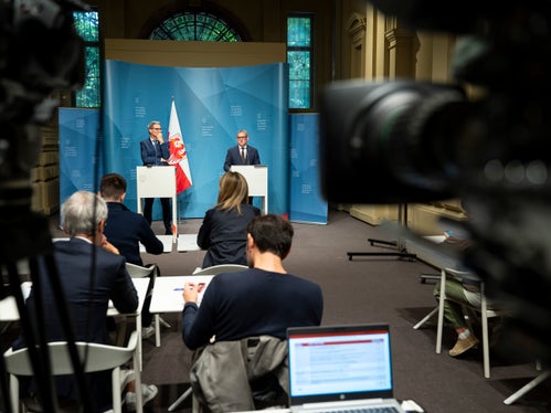 Das Programm für den öffentlichen Hochbau 2025–2027 umfasst bedeutende Investitionen – mehr als 354 Millionen Euro für 112 Bauvorhaben, betonte Landesrat Christian Bianchi (rechts) bei der gemeinsamen Pressekonferenz mit Landeshauptmann Arno Kompatscher im Anschluss an die Sitzung der Landesregierung. (Foto: LPA/Fabio Brucculeri)