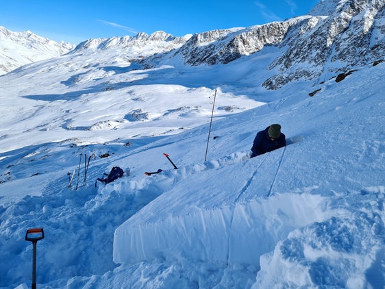 Mitarbeiter des Lawinenwarndienstes bei Schneedeckenuntersuchungen nordseitig auf 3000 Höhenmetern im Schnalstal am 7. Dezember 2022. (Foto: LPA/Landesamt für Meteorologie und Lawinenwarnung)