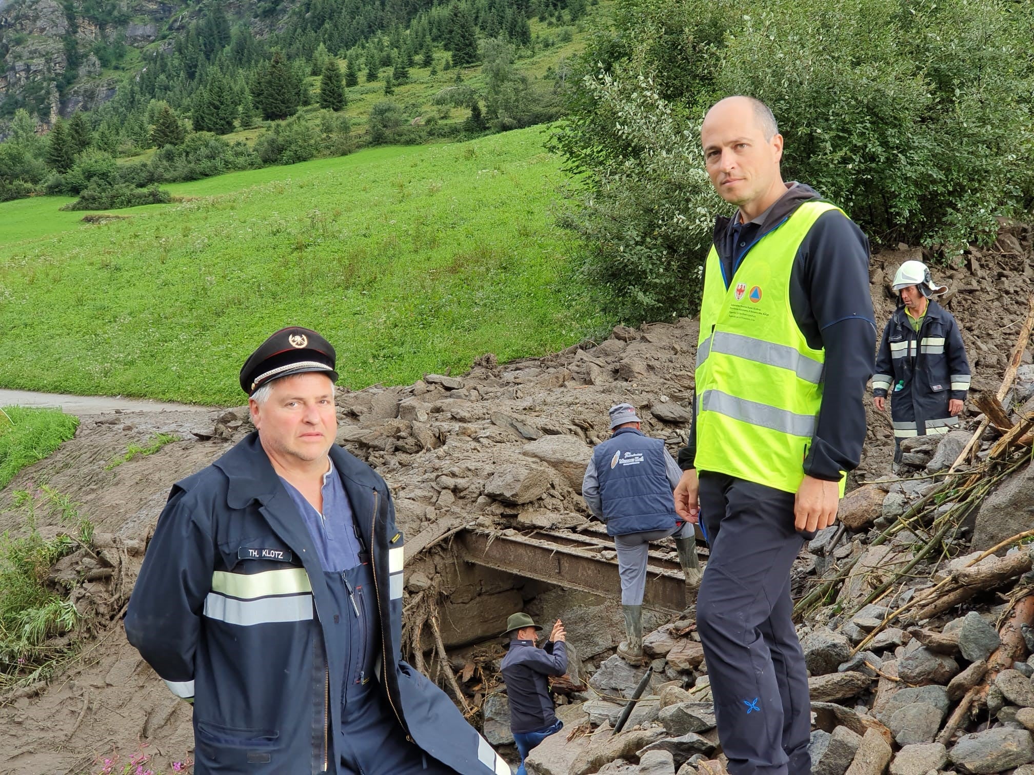 Intervento: il vice direttore dell'Ufficio Bacini montani Est Philipp Walder (dx) con il comandante dei vigili del fuoco volontari della val Ridanna Thomas Klotz (sx) questa mattina a Mareta di Racines in sopralluogo su un affluente del Rio Mareta (Foto: Agenzia per la Protezione civile/Ufficio bacini montani Nord)