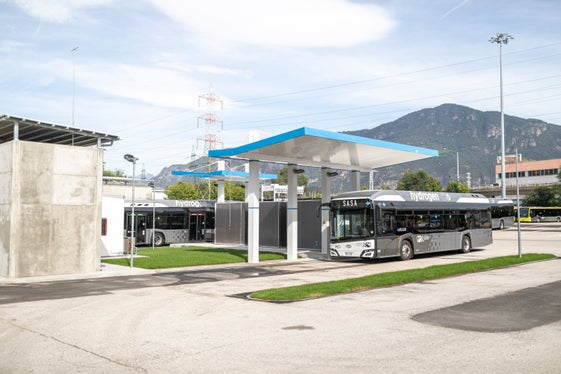 Die Wasserstofftankstelle in der Giuseppe di Vittorio-Straße in Bozen. (Foto: LPA/Armin Huber)