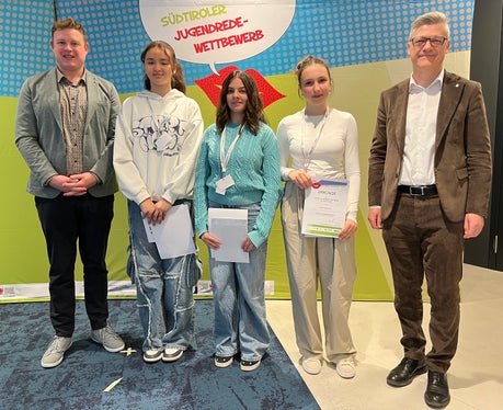 Sieger Klassische Rede Mittelschule (von links): Philipp Tarfusser (Stellvertretender Vorsitzender Südtiroler Jugendring), 3. Platz Alaa Jamal, 1. Platz Anna Antonia Zöggeler, 2. Platz Jenny Obkircher, Mariano Paris (Leiter Corporate Communication und Marketing Volksbank) (Foto: LPA/Anita Demetz)