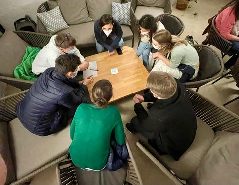 Die Arbeit in Kleingruppen (Foto: LPA/Deutsche Bildungsdirektion)