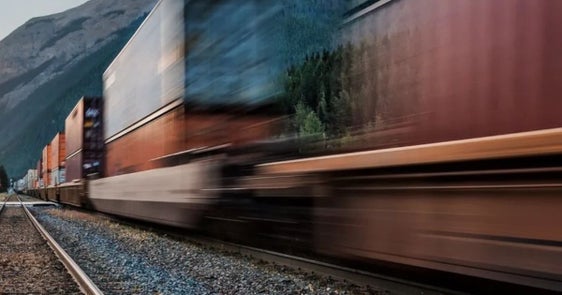 La Giunta provinciale ha approvato i nuovi criteri per l'incentivazione del trasporto combinato, su proposta dell'assessore provinciale alla Mobilità Daniel Alfreider, con l'obiettivo di ridurre le merci trasportate su strada lungo il corridoio del Brennero a fronte dei trasporti su ferrovia. (Foto: Pexels, può essere utilizzata solo in relazione a questo comunicato stampa)