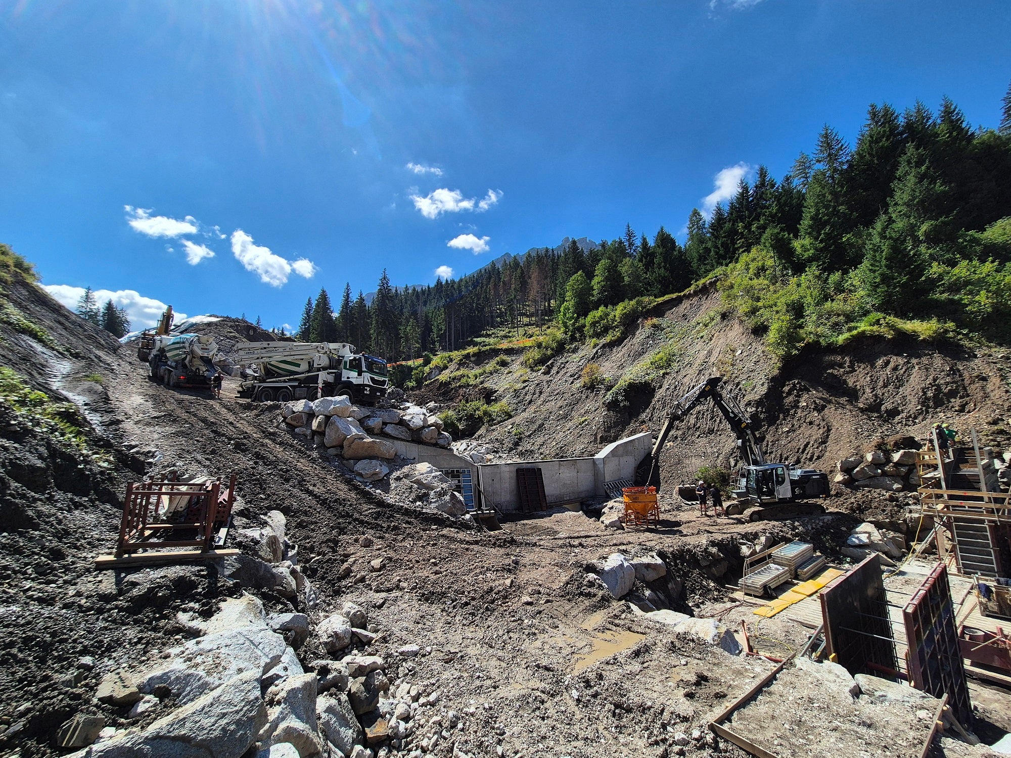 L'Ufficio Sistemazione bacini montani est ha costruito sette briglie di consolidamento con il primo lotto di costruzione nel rio Stolla, sei con il secondo. Gli operai sono al lavoro per l'erezione della tredicesima briglia, mentre altre cinque seguiranno con il terzo lotto di costruzione. (Foto: USP/Ufficio Sistemazione bacini montani est/Michael Baumgartner)

