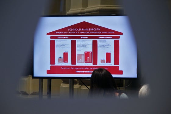 Im Drei-Säulen-Modell sind die Schwerpunkte und die Akteure der Südtiroler Familienpolitik wiedergegeben. (Foto: LPA/Greta Stuefer)