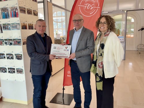 Il segretario generale dell'Euregio, Christoph von Ach (a sinistra), consegna la targa al direttore dell'Istituto secondario per il turismo e le biotecnologie, con opzione provinciale alimentazione e sport, Marie Curie di Merano, Markus Dapunt, a destra l'insegnante Barbara Pircher. (Foto: Euregio)