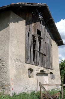 Der Widumstadel im Zentrum von Dorf Tirol wird unter Denkmalschutz gestellt: Die Landesregierung hat sich dafür ausgesprochen. (Foto: LPA/Landesdenkmalamt)