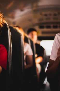 La Provincia organizza servizi di trasporto per alunne e alunni che non possono raggiungere la scuola con gli autobus di linea (Foto: Jeswin Thomas/Unsplash) 