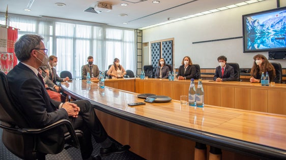 LH Kompatscher (l. im Vordergrund) im Austausch mit dem SH-Vorstand unter Vorsitz von Rensi und Stellvertreterin Benedikter (2.u.1.v.r.) (Foto: LPA/Fabio Brucculeri)