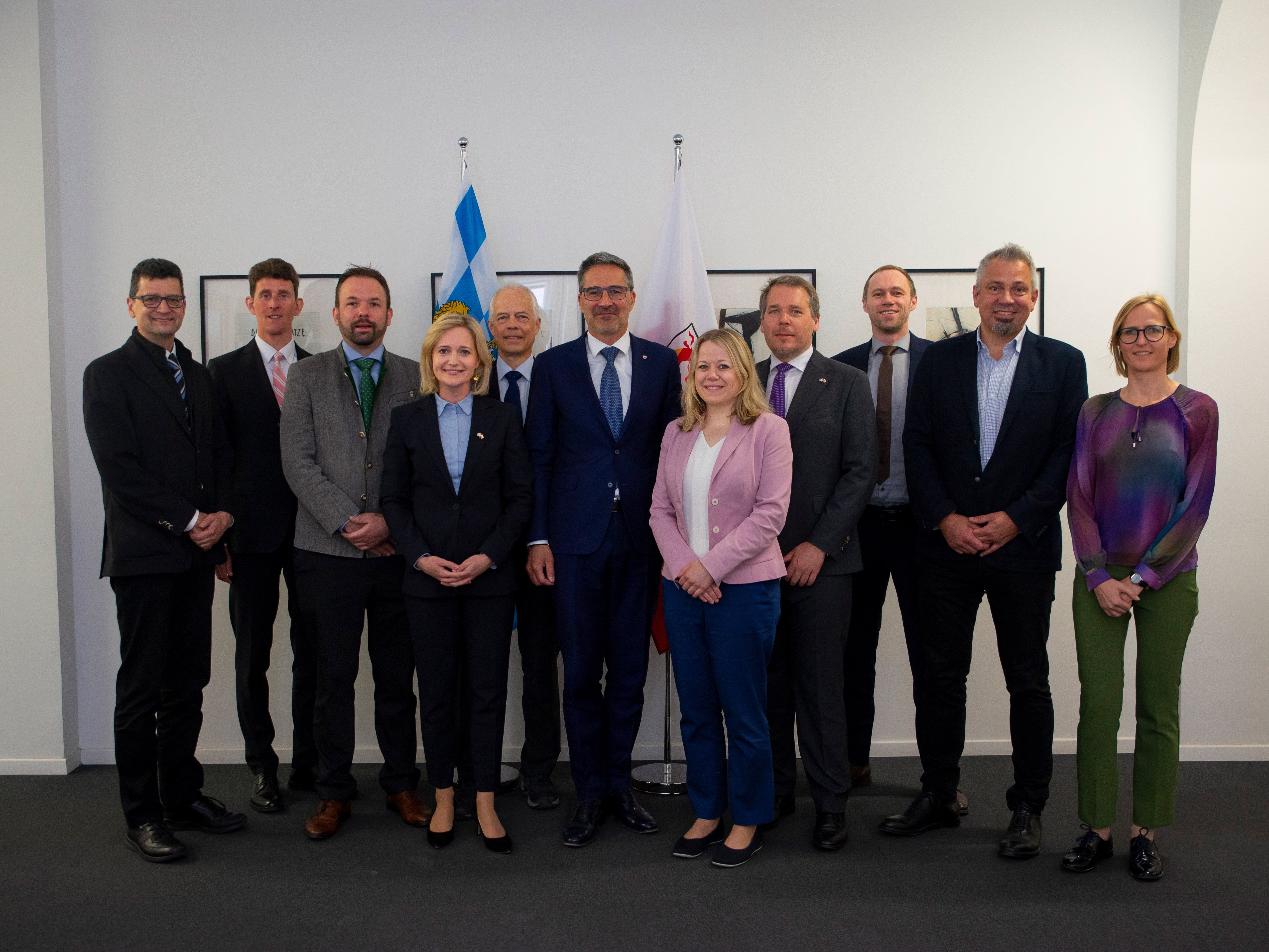 Landeshauptmann Arno Kompatscher (Mitte) mit der Delegation der jungen Führungskräfte der Bayerischen Staatskanzlei, Generaldirektor Alexander Steiner (2.v.r.), Amtsdirektor Günter Sölva (1.v.l.) und der Leiterin der Führungskräfteentwicklung Margit Laimer (1.v.r.). (Foto: LPA/Fabio Brucculeri)