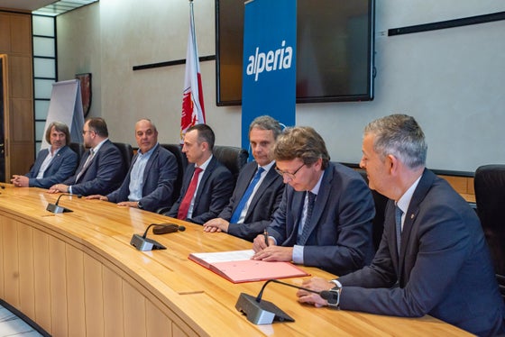 Für Alperia unterzeichneten Mario Trogni, Ceo von Alperia Greenpower (2.v.r.) und Alessandro Randon, Ceo von Alperia Smart Services (4.v.r.) das Abkommen zur Bereitstellung unentgeltlicher Energie mit dem Land Südtirol.  (Foto: LPA/Greta Stuefer)
