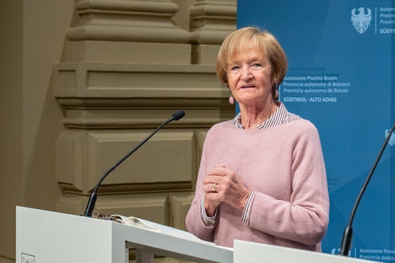 Die Präsidentin der Silvius Magnago Stiftung, Martha Stocker, berichtete, dass die Idee für den Wettbewerb im Gespräch mit jungen Menschen über Silvius Magnago und sein Ringen um das Autonomie-Paket entstanden sei. (Foto: LPA/Greta Stuefer)