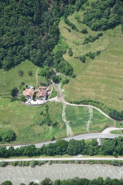 In der Vergangenheit hat der Schiedmanngraben mehrmals eine Unterbrechung der Brennerstaatsstraße und einer Hofzufahrt verursacht; das Bild entstand nach dem Unwetter im Juni 2021. (Archivbild: LPA/Agentur für Bevölkerungsschutz)