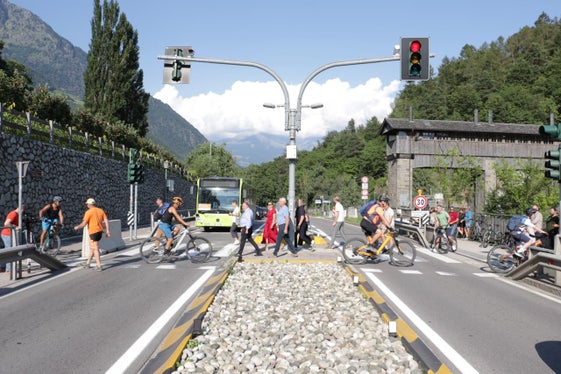 Die Ampel auf der Töll wurde am 7. August deaktiviert. Die Staus und Wartezeiten, die sich auf der Vinschger Staatsstraße durch den Übergang gebildet haben, sollen nun auch der Vergangenheit angehören. (Foto: LPA/Ressort für Infrastrukturen und Mobilität)
