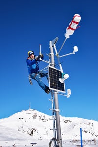 Aufstellung der Wetterstation am Kitzbüheler Horn, Tirol (Foto: Land Tirol/Pölzl)
