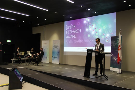 Abteilungsdirektor Zingerle (im Bild mit dem Trio des Konservatoriums Monteverdi): Ein Preis, um die Forschung aufzuwerten. (Foto: LPA/Silvia Fabbi)