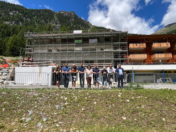LR Philipp Achammer und geschäftsführende Direktorin vom Amt für Jugendarbeit, Helga Baumgartner, gemeinsam mit den Vertretern der Gemeinde Martell beim Lokalaugenschein auf der Baustelle des Selbstversorgerhauses für Jugendgruppen im Martelltal. (Foto: LPA/René Ploner)