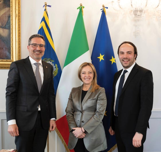 Da sinistra il presidente della Provincia autonoma Arno Kompatscher, il presidente del Consiglio dei ministri Giorgia Meloni e l'Obmann della Südtiroler Volkspartei Philipp Achammer (Foto: governo.it)