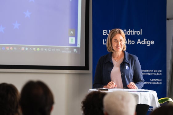 Das Europe-Direct-Team hat dieses Fest in unserem neu renovierten Sitz organisiert, erklärte Martha Gärber, die Direktorin der Abteilung Europa. Der Informationsdienst Europe Direct bemühe sich tagtäglich all das zu kommunizieren, was Europa auch in Südtirol bewirkt. (Foto: LPA/Greta Stuefer)