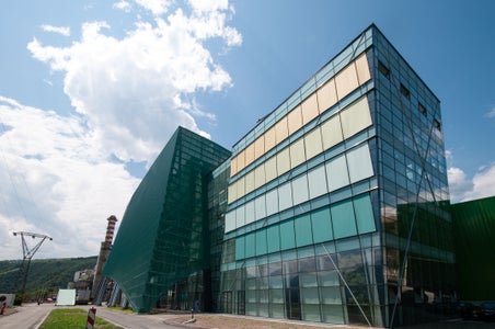 Die Landesregierung will autonome Spielräume im Energiebereich noch weiter ausbauen und bestmöglich nutzen. Chancen dazu sieht sie derzeit vor allem bei Fernwärme aus erneuerbaren Quellen. Im Bild der Bozner Müllverbrennungsofen, der Teile der Stadt mit Fernwärme versorgt. (Foto: LPA)