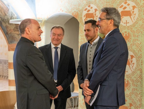 La gente percepisce che si tratta di un simbolo. E se lo percepisce, Sabiona ha un futuro, anche in tempi di cambiamenti, sconvolgimenti, distruzioni e nuovi inizi, ha dichiarato il vescovo diocesano Ivo Muser. Sabiona è stata la prima sede episcopale della Diocesi. Questo luogo manterrà il suo carisma solo se rimarrà un luogo spirituale, ha detto il vescovo, nella foto a colloquio con Walter Baumgartner, il sindaco di Chiusa Peter Gasser e il presidente della Provincia Arno Kompatscher. (Foto: ASP/Konrad Faltner)