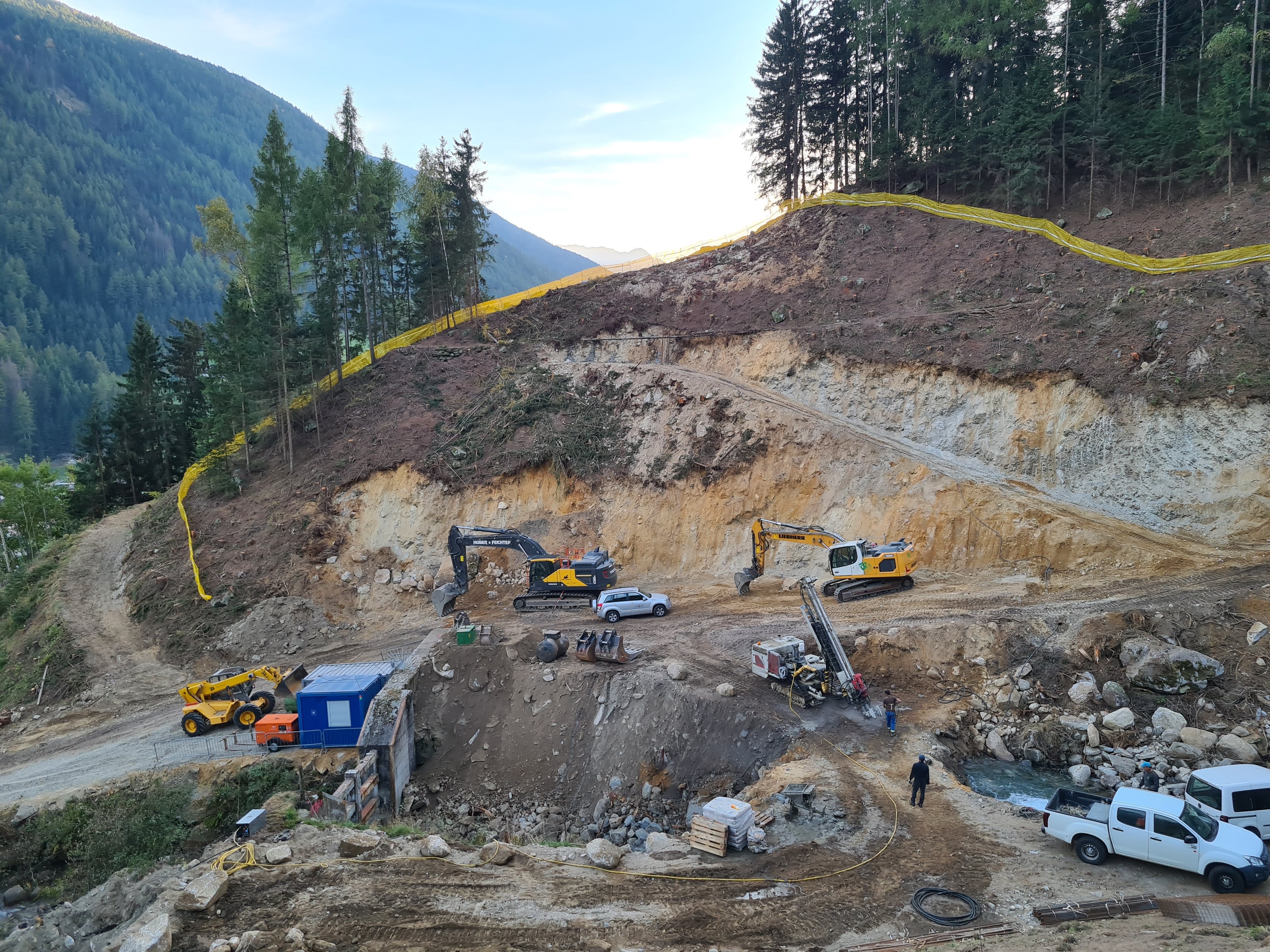 Der Bautrupp mit Vorarbeiter Hubert Brugger hat Ende September mit den Aushubarbeiten für den Bau des Rückhaltebeckens im Keilbach begonnen und wird sie voraussichtlich Ende kommenden Jahres fertigstellen. (Foto: LPA/Landesamt für Wildbach- und Lawinenverbauung Ost)