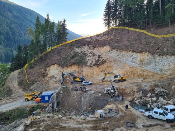 Der Bautrupp mit Vorarbeiter Hubert Brugger hat Ende September mit den Aushubarbeiten für den Bau des Rückhaltebeckens im Keilbach begonnen und wird sie voraussichtlich Ende kommenden Jahres fertigstellen. (Foto: LPA/Landesamt für Wildbach- und Lawinenverbauung Ost)