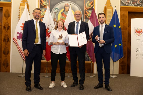 Lea Casal (seconda da sx), una dei giovani premiati dell'Alto Adige (2024) con i rappresentanti dei tre territori. (Foto: Archivio Ufficio Stampa Provincia di Trento)