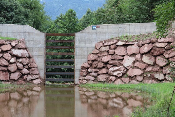 La barriera all'altezza mediana di Rio Fago (in foto), costruita quasi due anni fa sotto la guida della responsabile di progetto e di cantiere Caterina Ghiraldo, fa parte di un concetto di puntellamento completo che mira a ridurre a lungo termine le zone di inondazione che, secondo l'attuale Piano delle zone di pericolo, interessano una vasta area del quartiere Gries-San Quirino. Dopo l'Epifania, inizieranno i lavori per la costruzione di un muro di protezione dalle inondazioni, all'incrocio della strada per San Genesio (Foto: USP/Maja Clara)