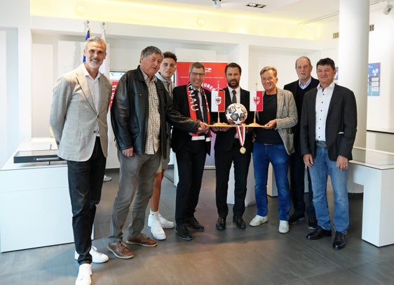 Haben heute (13. Juni) 3 große Euregio-Sportevents vorgestellt: Hannes Illmer (Organisationskomitee Golf Tirol Cup), Klaus Schuster (Präsident Südtiroler Fußballverband), Lukas Caria (Kapitän SVG Reichenau), Gernot Amoser (Obmann SVG Reichenau), Tirols Landeshauptmannstellvertreter Georg Dornauer, Josef Geisler (Präsident Tiroler Fußballverband), Heinrich Menardi (Präsident Tiroler Golfverband) und Reinhard Eberl (Vorstand Abteilung Sport, Land Tirol). (Foto: Land Tirol/Brandhuber)