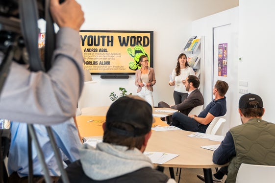 Ein Wort mit Wiedererkennungswert: lowkey gehört im Alltag und auf Social Media zur Sprache vieler Jugendlicher. (Foto: LPA/Youth Info/Stefan Innerhofer)