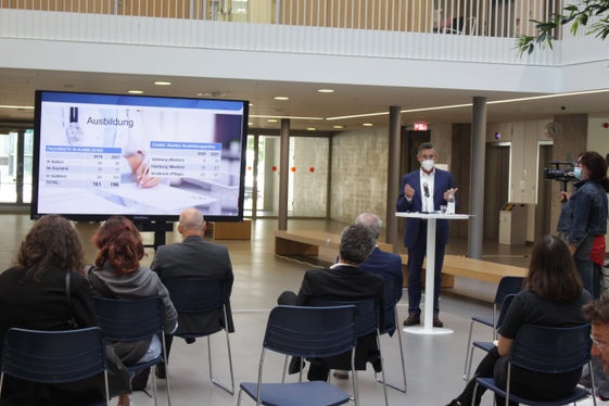 Auch im Gesundheitsbereich ist der Fachkräftemangel eines der wichtigsten Themen, hob Landesrat Widmann hervor. (Foto: LPA/Karin Leiter)