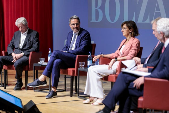 Da sinistra il sindaco di Bolzano Renzo Caramaschi, il presidente Kompatscher, la Ministra Cartabia, Marco Leonardi e il moderatore Zeno von Breitenberg (Foto: ASP/Tiberio Sorvillo)