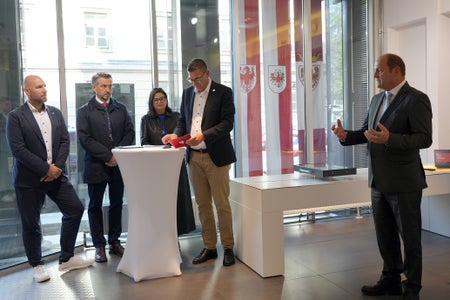 Il vicepresidente del Tirolo Josef Geisler (a destra) ha sottolineato, durante la cerimonia di inaugurazione, il ruolo centrale delle acque. Nella foto, insieme (da sinistra) al docente Georg Neuhauser, al prof. universitario Kurt Scharr, alla decana Brigitte Truschnegg e al segretario generale dell’Euregio Matthias Fink. (Foto: Land Tirol/Sidon)
