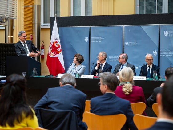 Il presidente della provincia Arno Kompatscher (in piedi a sinistra) è intervenuto in occasione dell’apertura del convegno "Elezioni tra diritto e politica – Un confronto tra Italia e Austria" insieme ad Anna Gamper (Università di Innsbruck), Walter Obwexer (presidente del Senato accademico dell’Università di Innsbruck e preside della Facoltà di Giurisprudenza dell’Università di Innsbruck), Christian Ranacher (Ripartizione Verfassungsdienst del Land Tirolo) e Günther Pallaver (Università di Innsbruck/EURAC Research), sottolineando l’importanza della rappresentanza delle minoranze. (Foto: USP/Fabio Brucculeri)
