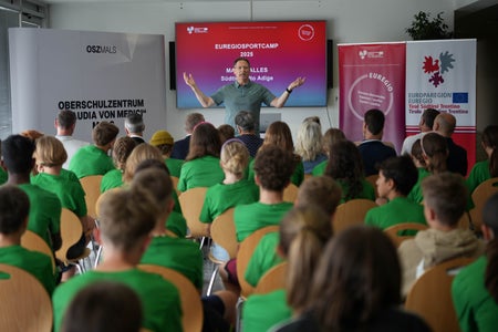 Il preside Werner Oberthaler ha guidato la visita al Centro scolastico superiore “Claudia de Medici” di Malles. (Foto: Euregio)