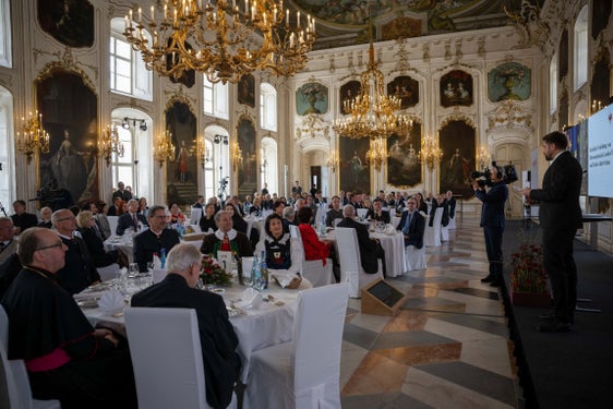 La cerimonia di consegna delle onorificenze nella Riesensaal della Hofburg di Innsbruck nel 2023. In quell'occasione gli altoatesini premiati furono Sabine Eccel, Josef Fauster e Hubert Messner. (Foto: Land Tirol/Liebl) 