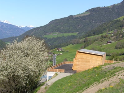 Betreiber von Fernheizwerken - im Bild das Fernheizwerk in Lüsen - können bis 13. Oktober um Gewährung von Beiträgen für die Erweiterung bestehender Anlagen ansuchen.  (Foto: LPA/Landesagentur für Umwelt und Klimaschutz)