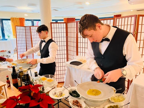 La Scuola alberghiera provinciale “Cesare Ritz” di Merano apre le porte agli studenti del futuro, che insieme alle loro famiglie potranno conoscere le numerose attività formative proposte dall'istituto. Appuntamento sabato 30 novembre, dalle ore 10 alle ore 14. (Foto: USP/Scuola alberghiera Cesare Ritz)